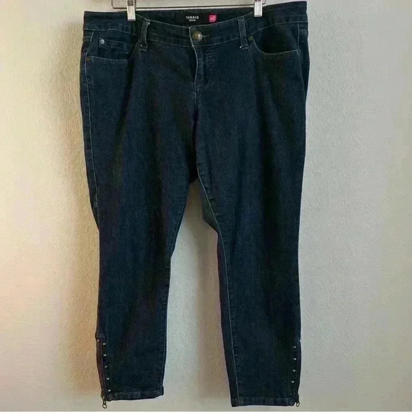 Torrid Denim Women’s Jeans w/Leg Side Zippers and Stud Design Size 14 - Picture 3 of 9
